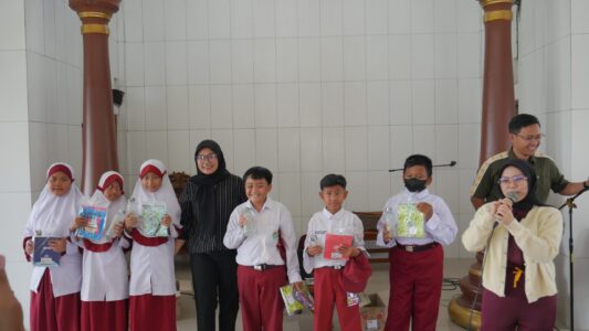 Pembagian doorpize kepada siswa yang berhasil menjawab pertanyaan.
